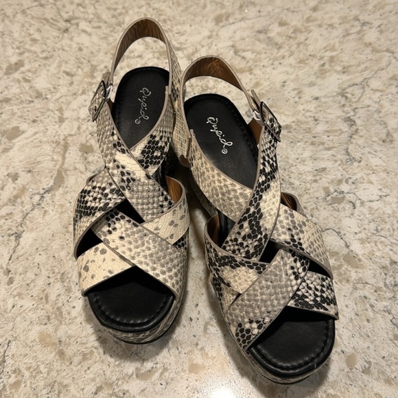 NEW~QUPID~STONE BLACK~SNAKE~STRAPPY WEDGE SANDALS~3 1/4” HEEL~SIZE 8~BR - Picture 3 of 10